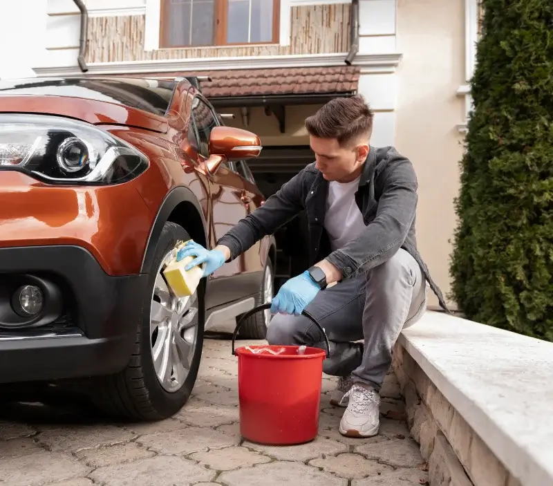 Lavage auto à domicile Saint-Priest-Bramefant : professionnel intervenant sur un véhicule